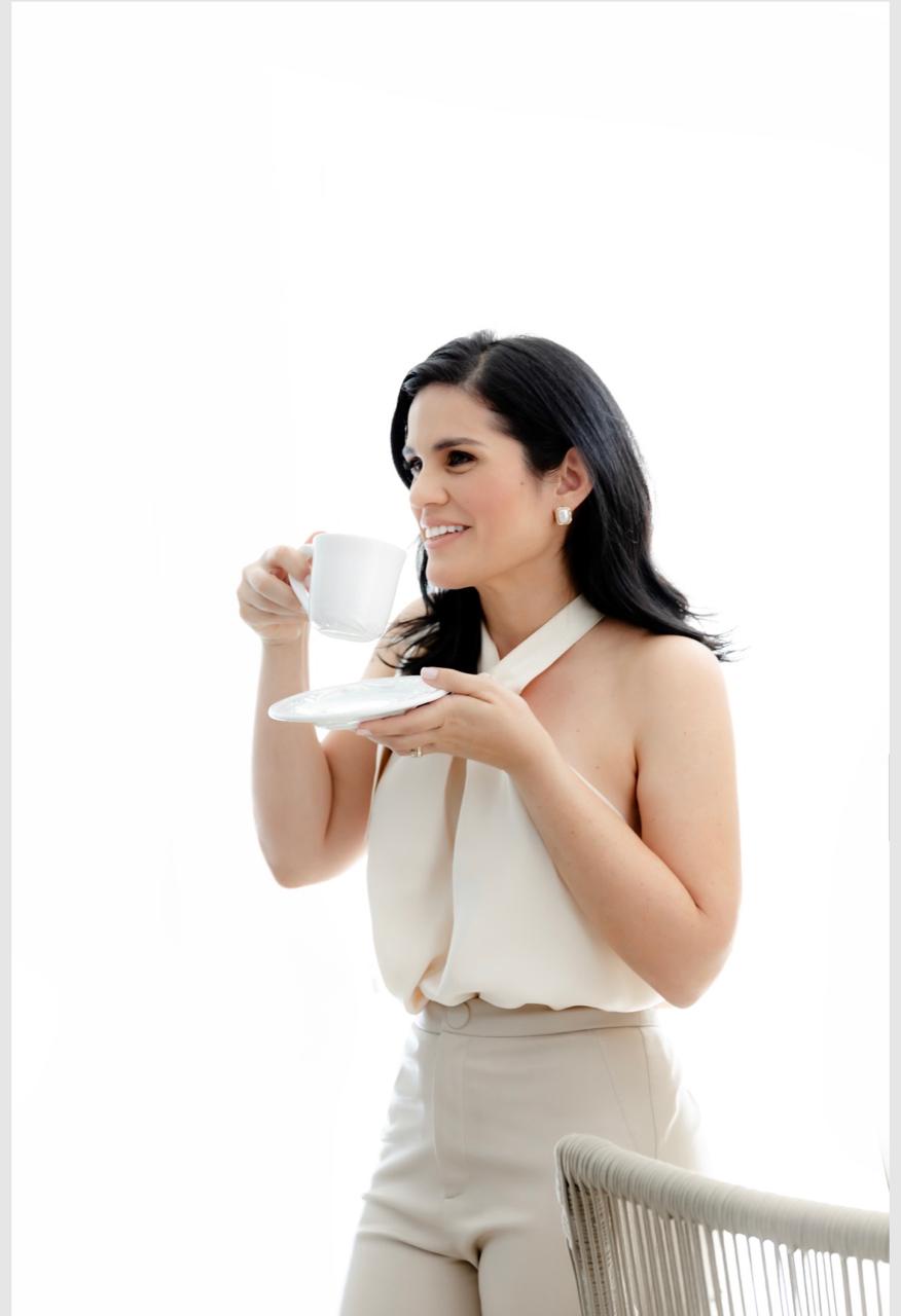 Bruna De Matteo tomando café, em estética sofisticada